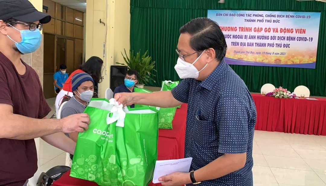 Lãnh đạo Mặt trận thành phố Thủ Đức thăm hỏi, động viên người nước ngoài trên địa bàn