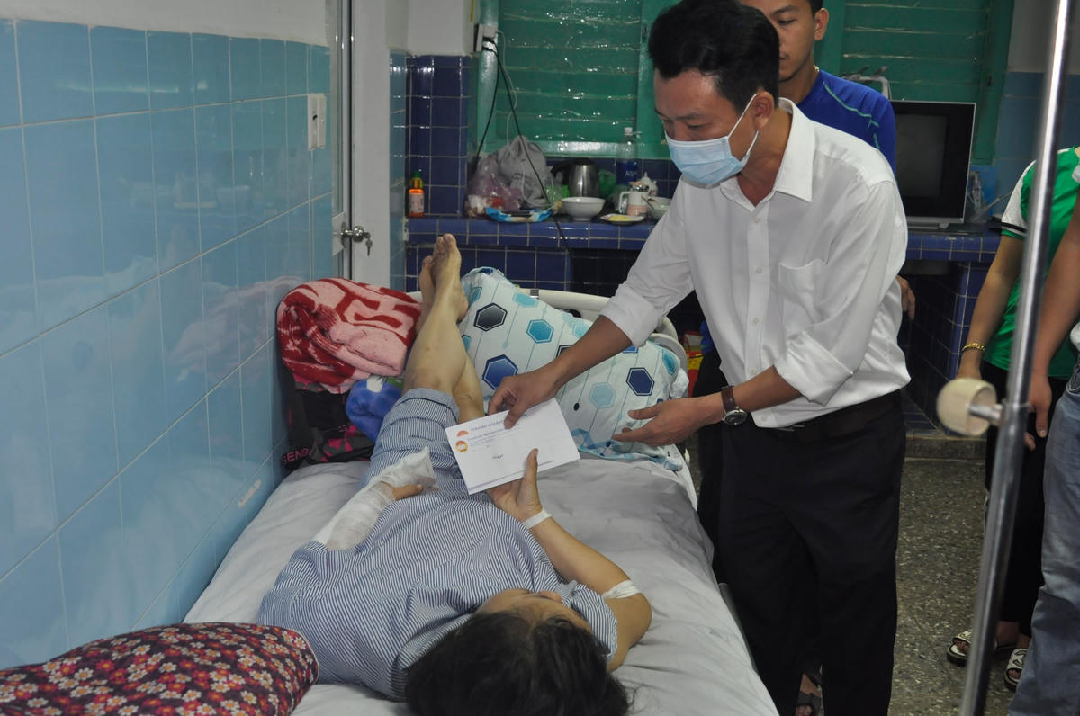 Trao tiền hỗ trợ của Ủy ban Trung ương MTTQ Việt Nam cho người bị thương