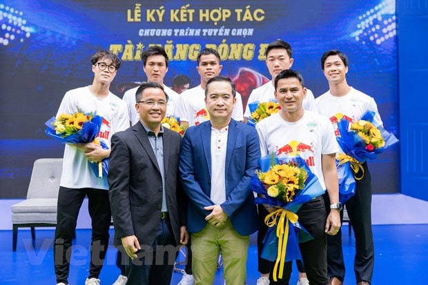 Hoàng Anh Gia Lai công bố chương trình hợp tác cùng cùng nhãn hàng Red Bull nhằm tìm kiếm, tuyển chọn tài năng bóng đá trẻ. Ảnh: CTV/Vietnam+.  