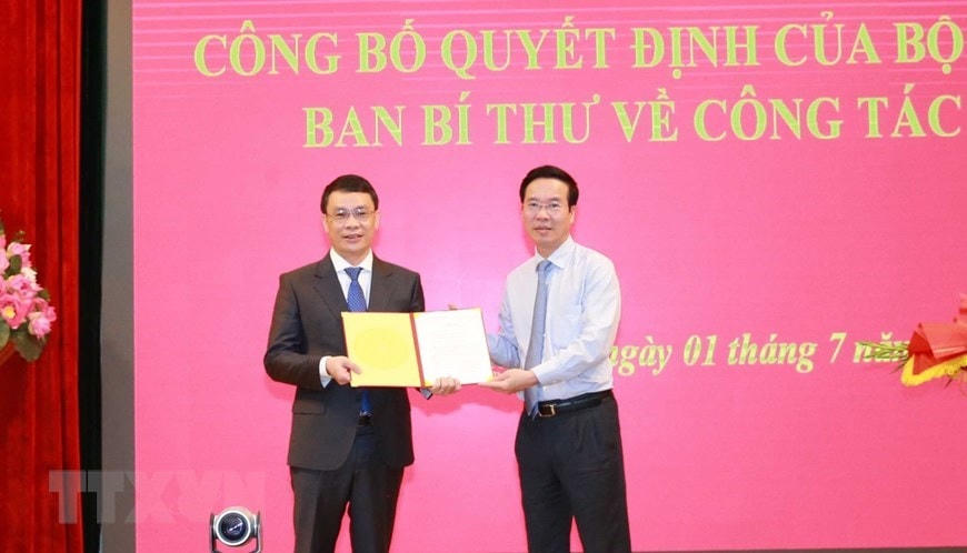 Ông Võ Văn Thưởng trao quyết định của Ban Bí thư điều động, bổ nhiệm ông Đặng Khánh Toàn giữ chức Phó Chánh Văn phòng Trung ương Đảng. Ảnh: TTXVN.