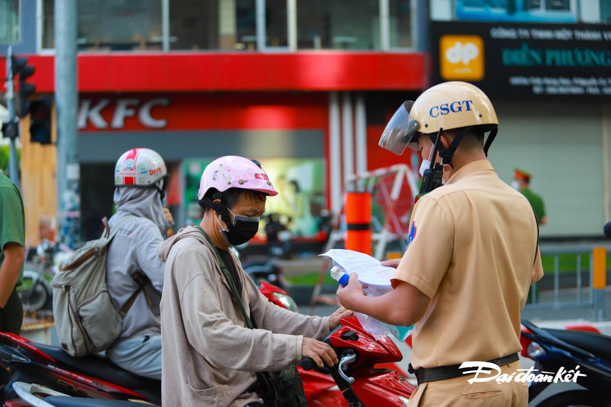 [ẢNH] TP HCM ngày đầu siết quy định ra đường: Dân tuân thủ, chốt nghiêm túc
