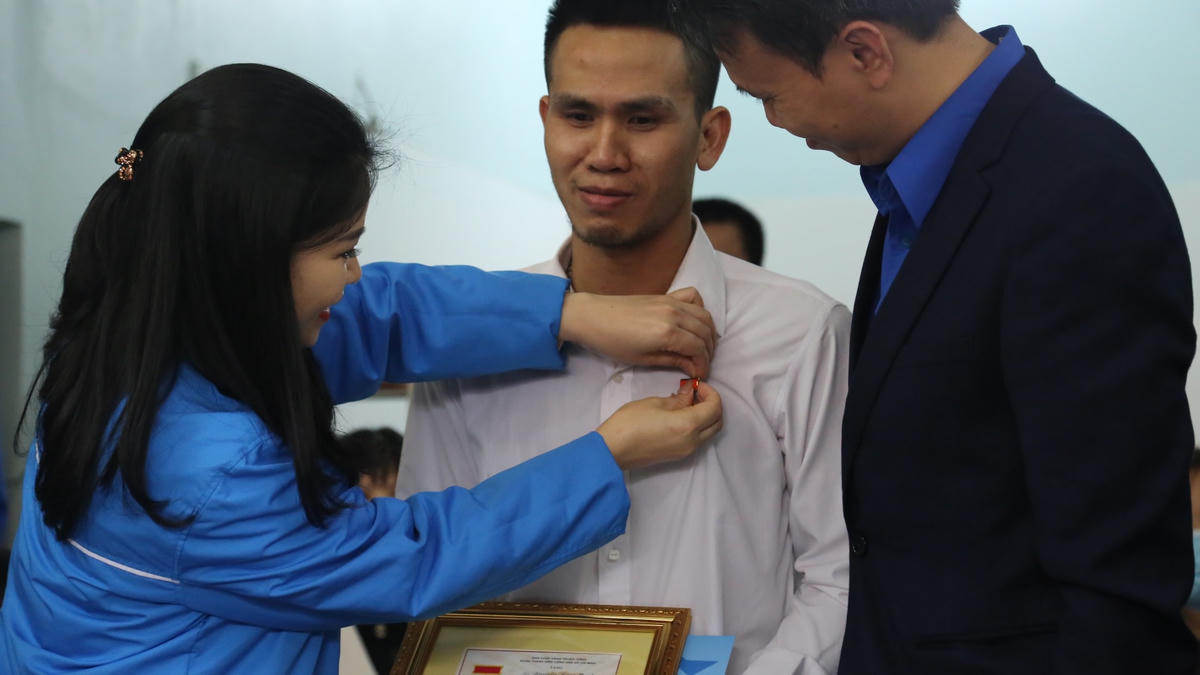 Thành Đoàn Hà Nội trao huy hiệu Tuổi trẻ dũng cảm cho anh Mạnh.