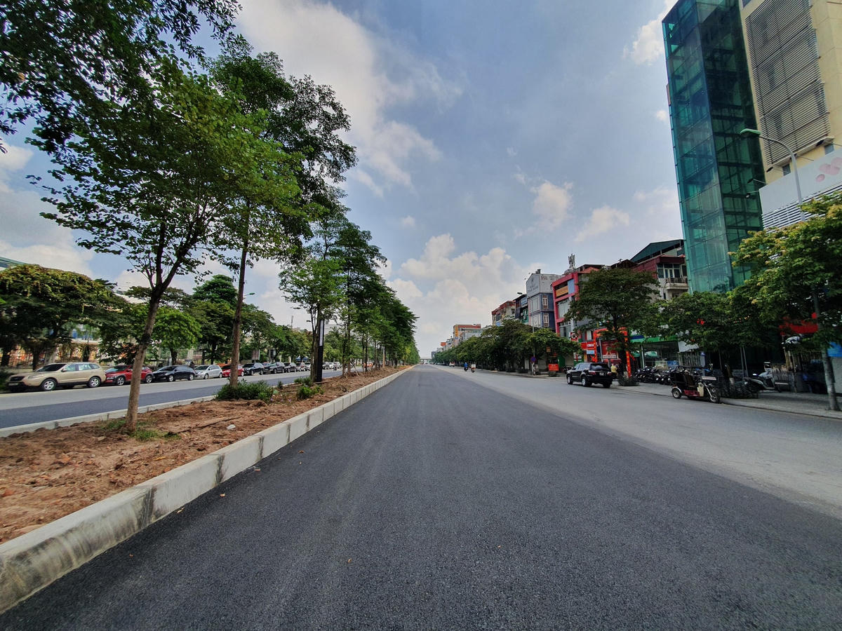 Phần mở rộng của lòng đường sau khi xén đi giải phân cách đã được rải nhựa, nâng chiều rộng mặt cắt ngang lên đến 8 làn xe trên trục đường từ Hồ Tây đi Trung tâm Hội nghị Quốc gia. 