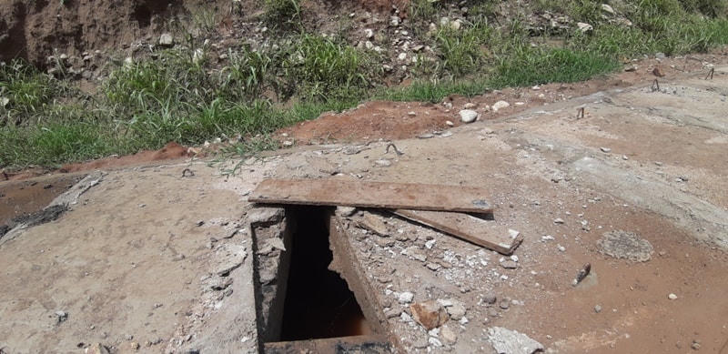 Kênh dẫn chính được kè bằng thanh gỗ.