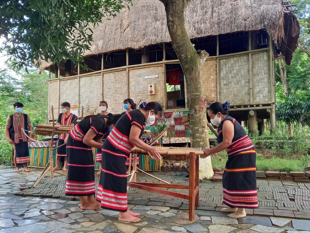 Đồng bào dân tộc Xơ Đăng (tỉnh Kon Tum) biểu diễn văn nghệ truyền thống giới thiệu cho khách tham quan.