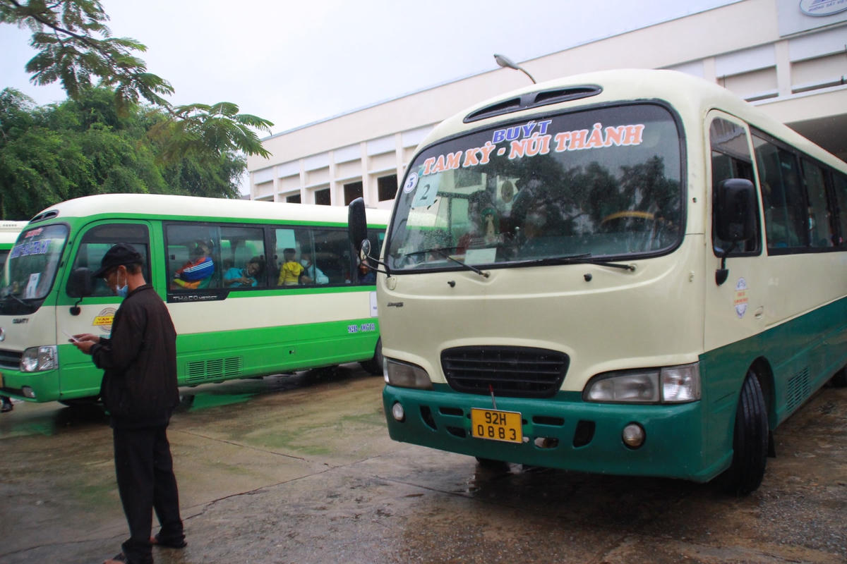 Xe trung chuyển các hành khách mắc kẹt tại ga Tam Kỳ.
