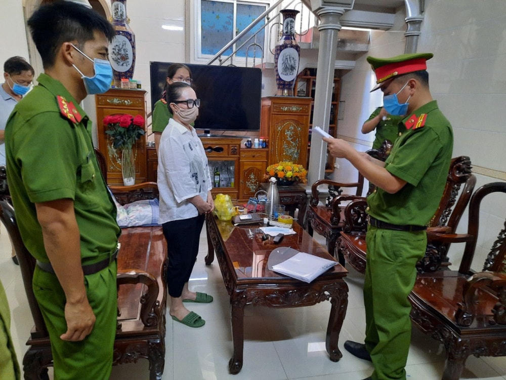 Công an đọc lệnh khám xét tại nhà đối tượng Lê Thị Hiền.