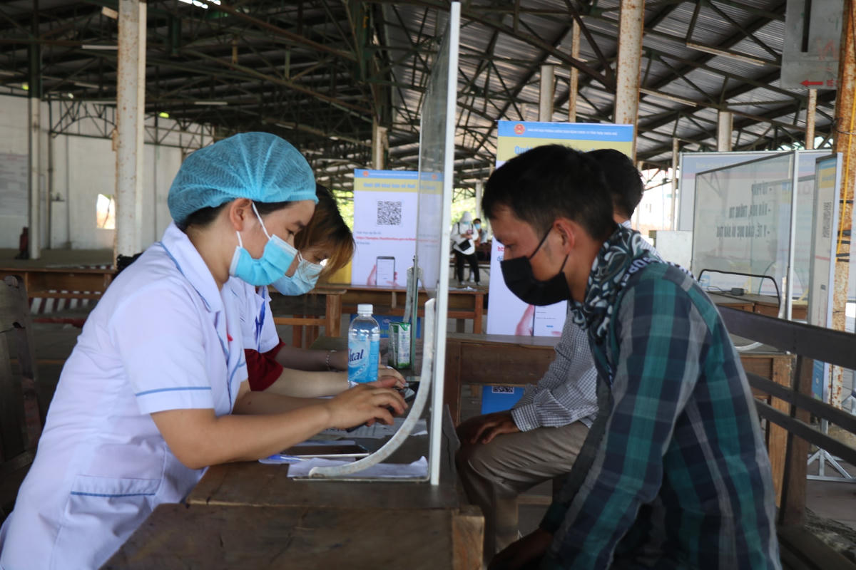 Người dân khai báo y tế tại trạm trung chuyển dưới chân đèo Hải Vân (huyện Phú Lộc).