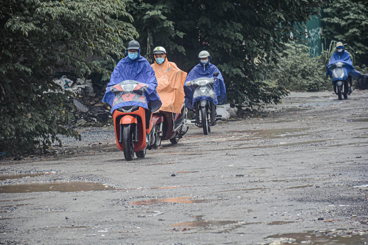 Người đi xe máy đa phần chọn đi vào sát lề đường vì có ít ổ gà hơn.