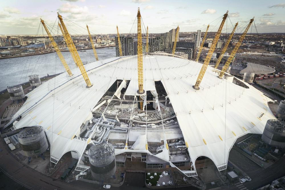 Sân vận động O2 Arena bị mất một khoảng mái vòm sau khi cơn bão đổ bộ xuống London. Ảnh: AP.