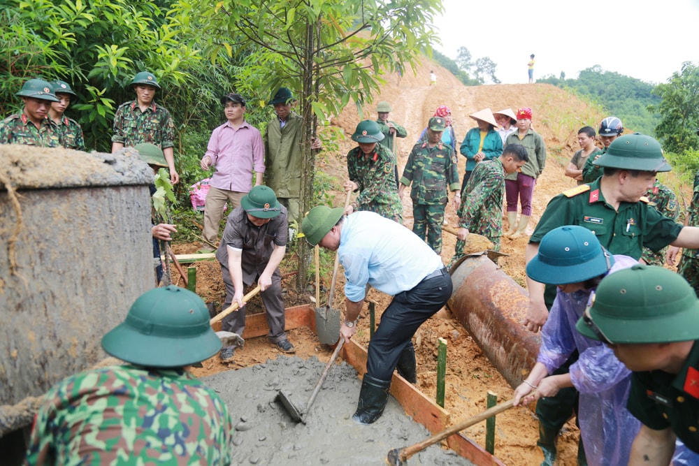 Đổ bê tông đường giao thông nông thôn xã Xuân Thượng.