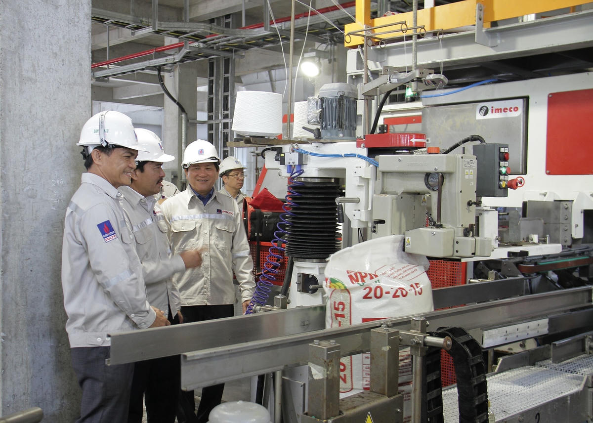 Đoàn đại biểu tham quan dây chuyển sản xuất phân bón phức hợp từ urea nóng chảy của Đạm Cà Mau.