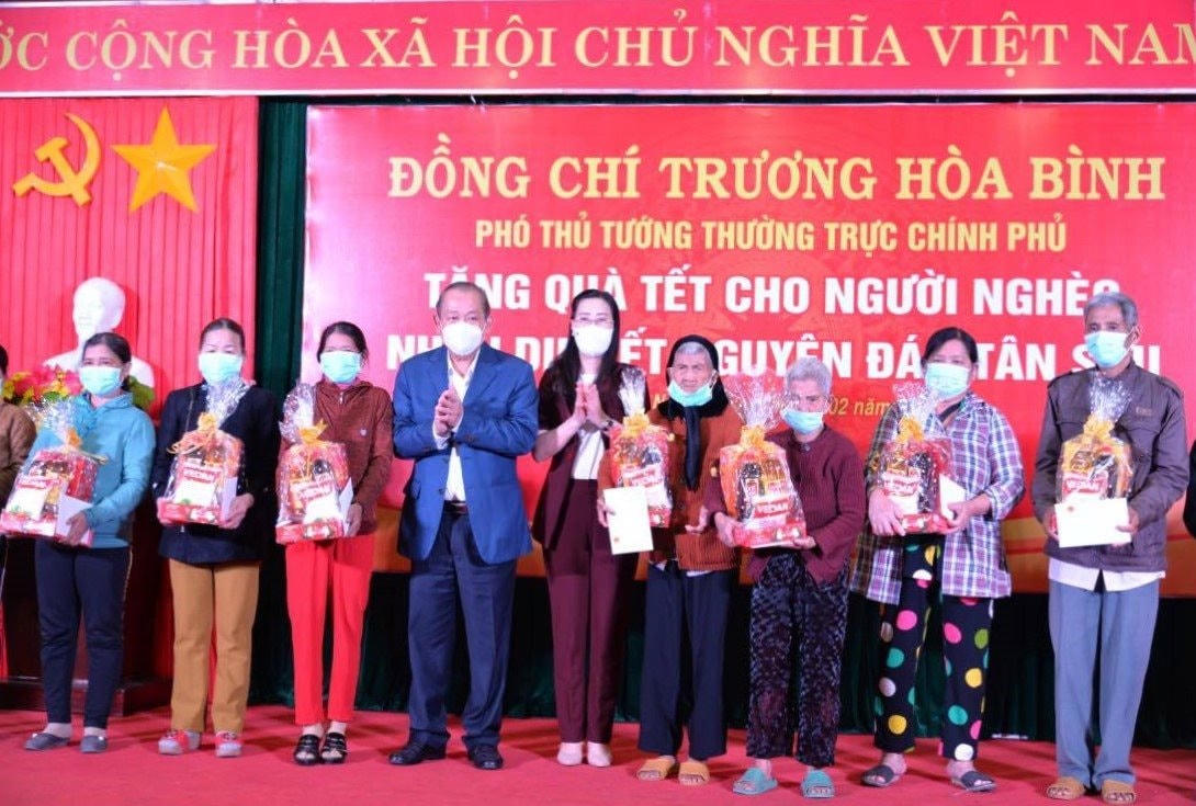 Phó Thủ tướng Trương Hòa Bình tặng quà cho gia đình sách, người nghèo ở Quảng Ngãi.