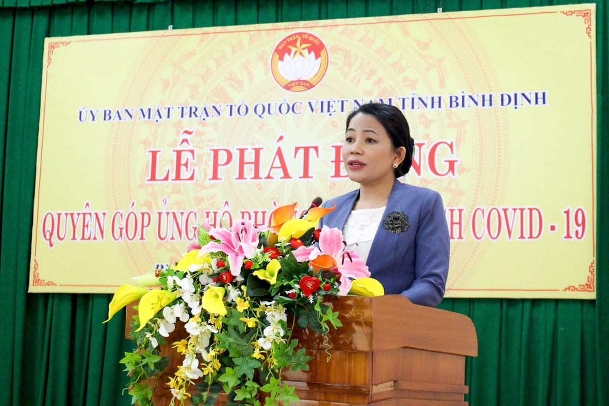 Bà Nguyễn Thị Phong Vũ - Ủy viên Ban Thường vụ Tỉnh ủy, Trưởng ban Ban Dân vận, Chủ tịch Ủy ban MTTQ Việt Nam tỉnh Bình Đinh, phát biểu tại Lễ Phát động quyên góp ủng hộ phòng, chống Covid-19.