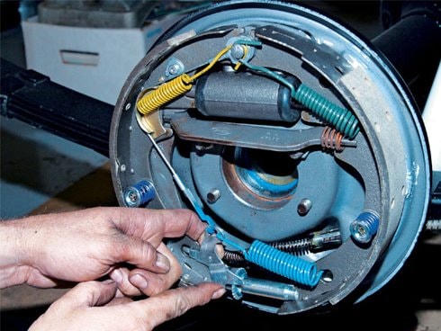 Theo các chuyên gia ,không nên sử dụng phanh tay nếu phải để xe trong một khoảng thời gian dài.
