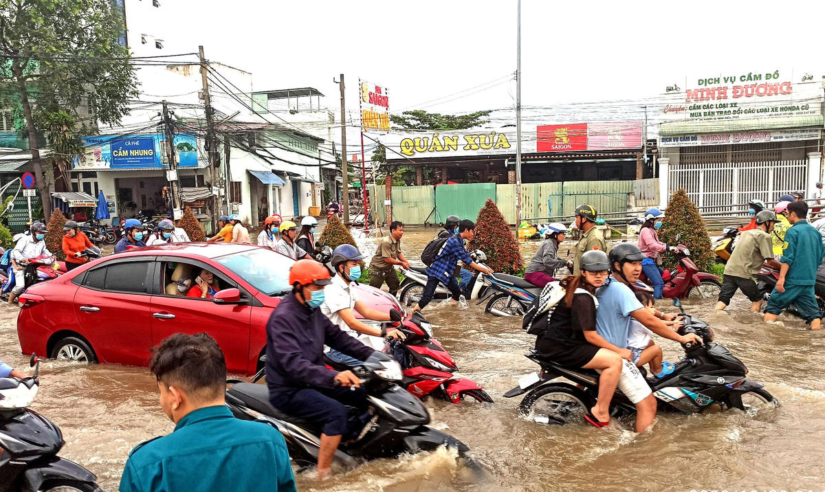 Lực lượng chức năng có mặt tại các điểm nóng để điều tiết giao thông.