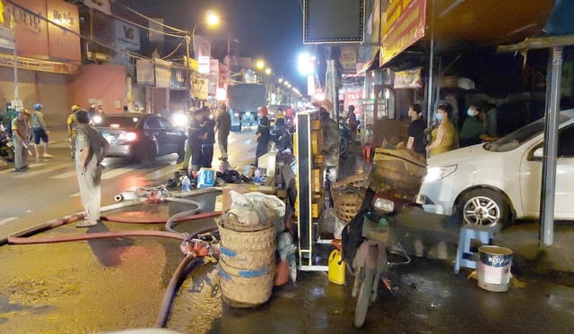 Người dân di dời tài sản ra ngoài