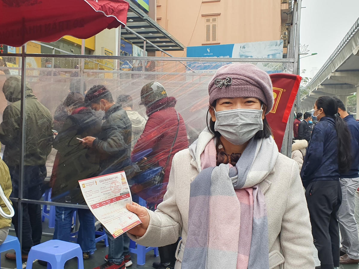 Chị Hoàng Thị Uyên vui mừng khi mua được 2 chỉ vàng trong ngày Thần tài.