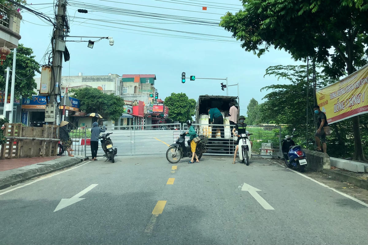 Lực lượng chức năng của thị trấn thường xuyên tổ chức tuần tra, kiểm soát và xử lý các trường hợp vi phạm quy định phòng dịch Covid-19.