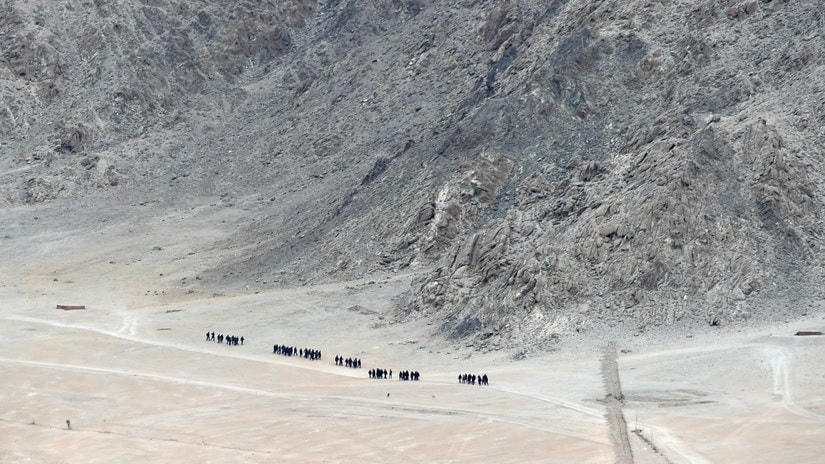 Binh sỹ Ấn Độ tuần tra gần Leh, thủ phủ khu vực Ladakh, biên giới giữa Ấn Độ và Trung Quốc ngày 24/6/2020. (Ảnh: AFP/TTXVN).