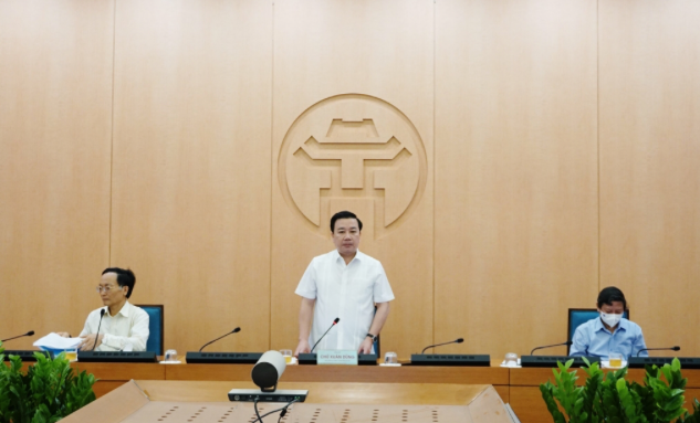 Phó Chủ tịch UBND TP Chử Xuân Dũng phát biểu chỉ đạo tại cuộc họp.