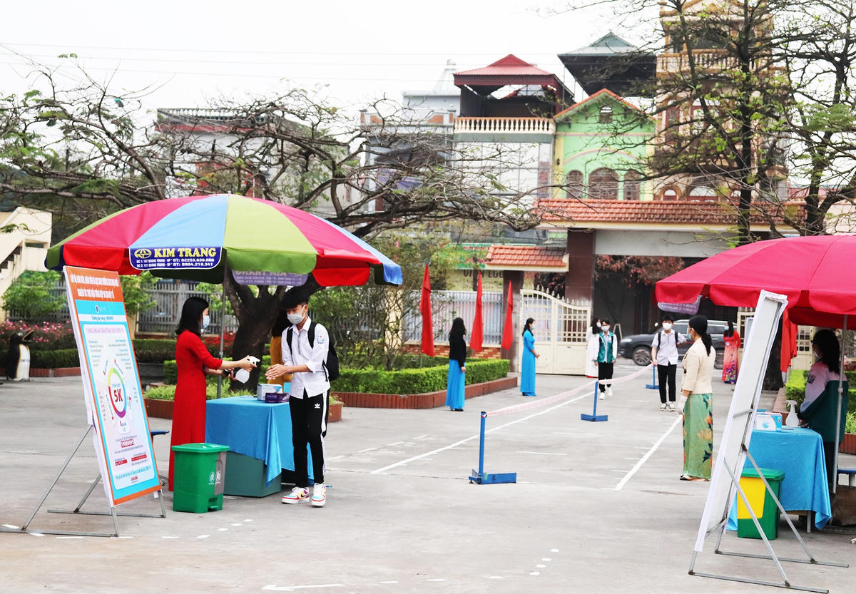 Các cán bộ, giáo viên có mặt từ sớm để đón học sinh quay trở lại trường.
