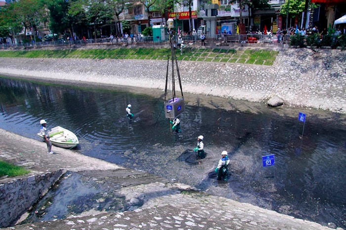 Xử lý ô nhiễm tại sông Tô Lịch.