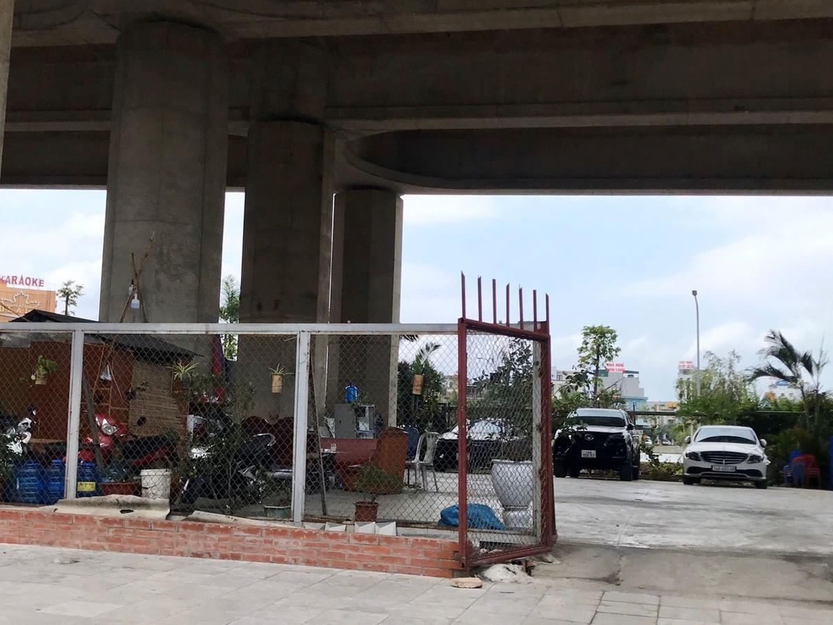 Thậm chí dựng cả lán, trại kê bàn ghế phục vụ việc trông giữ xe?