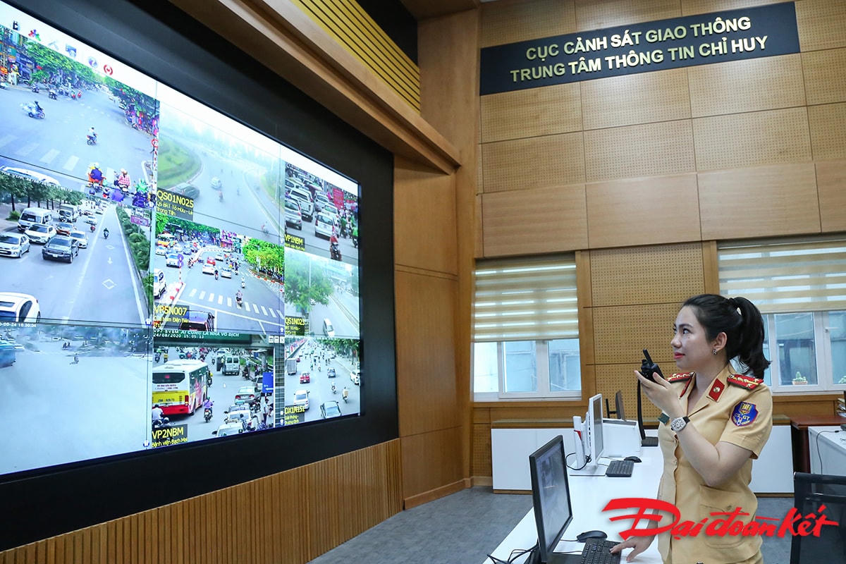 Cán bộ Cục CSGT đang theo dõi các phương tiện thông qua màn hình camera giám sát giao thông tại trung tâm thông tin chỉ huy.