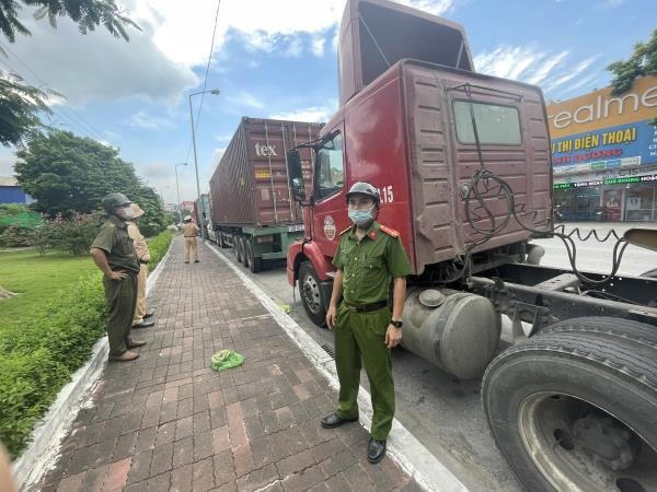 Lực lượng chức năng huyện An Dương truy tìm hai lái xe vi phạm quy định phòng, chống dịch.