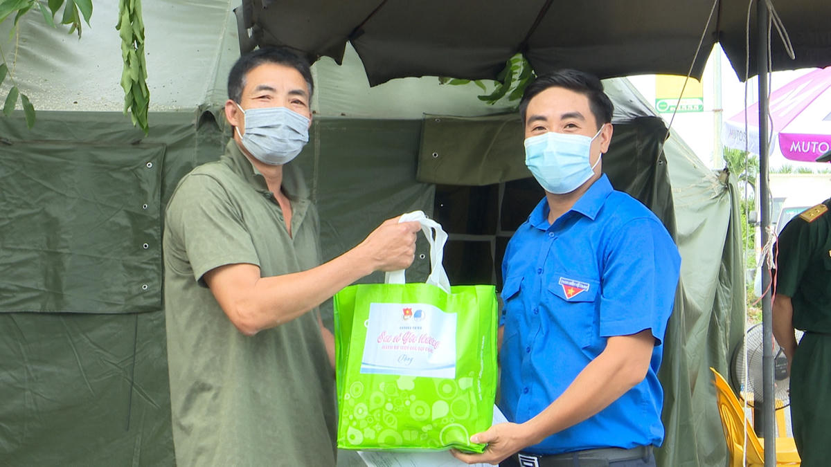 Trung ương Đoàn thăm, động viên lực lượng trực chốt kiểm soát y tế tại Thường Tín và trao tặng 500 suất quà cho lái xe đường dài