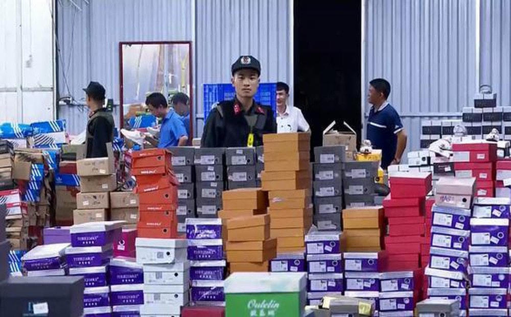 Lực lượng chức năng xử lý “tổng kho hàng lậu” ở Lào Cai.