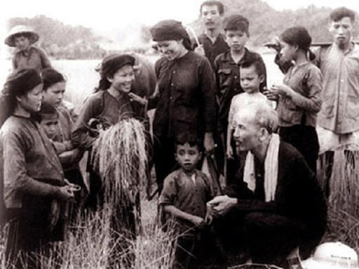 Chủ tịch Hồ Chí Minh thăm bà con nông dân xã Hùng Sơn, huyện Đại Từ, tỉnh Thái Nguyên (năm 1954). Ảnh: TTXVN.