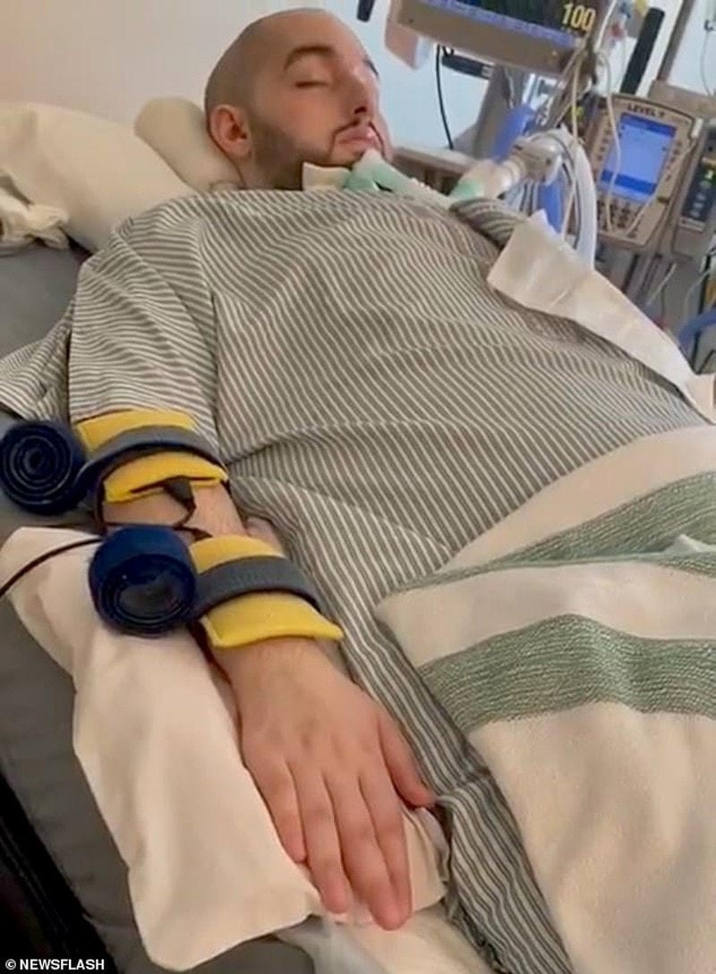 Hoàng tử Arab Saudi cử động tay sau 15 năm hôn mê