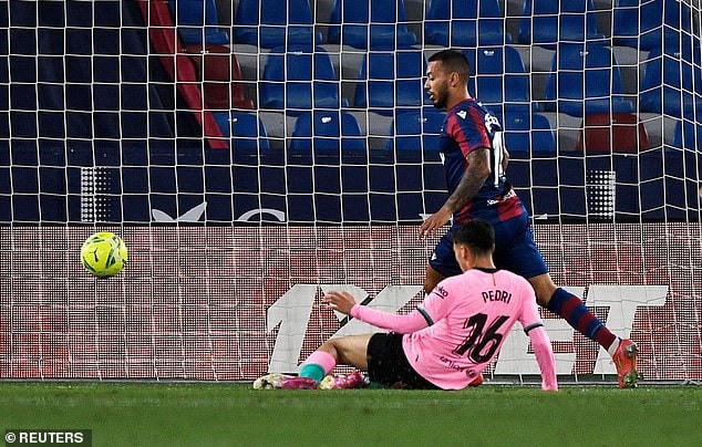 Pedri nâng tỷ số lên 2-0 ở phút 34 cho Barcelona.