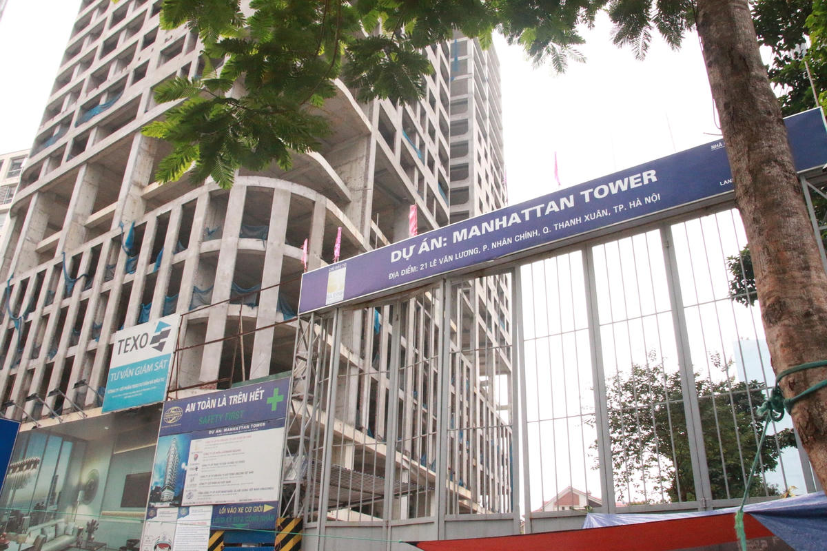 Dự án Manhattan Tower được tọa lạc tại vị trí "vàng" trên đường Lê Văn Lương với diện tích đất là 4.182 m2, quy mô xây dựng là tổ hợp thương mại và căn hộ 30 tầng với diện tích 2.104 m2. Chủ đầu tư dự án ban đầu là Tổng Công ty Thành An, sau đó dự án đã được bán lại cho CTCP Tư vấn đầu tư và xây dựng Ba Đình. Chủ đầu tư đã bất chấp việc chưa có giấy phép xây dựng vẫn tiến hành thi công phần công trình hầm, móng và lừa bán cho khách hàng.