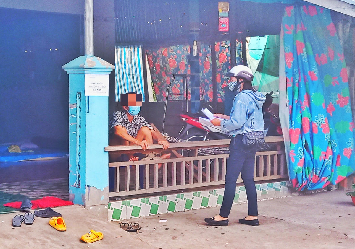Nhắc nhở, tuyên truyền yêu cầu các trường hợp F1, F2 và F3 liên quan đến ca bệnh 12642 chấp hành các yêu cầu về phòng, chống dịch Covid-19 tại nhà.