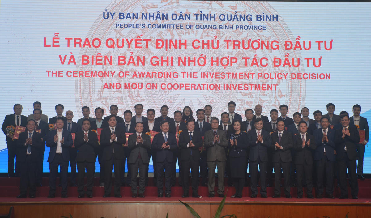 Phó Thủ tướng Chính phủ Trịnh Đình Dũng và đại diện các bộ, ngành trung ương, lãnh đạo tỉnh Quảng Bình chụp ảnh với các nhà đầu tư.