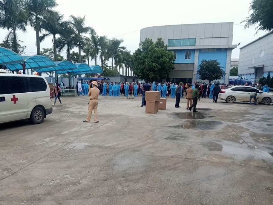 Hàng chục cán bộ Y tế và lực lượng chức năng đã có mặt tại Công ty Venus đê tiến hành test nhanh tầm soát Covid-19 cho công nhân.