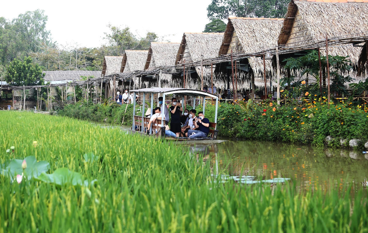 Du khách trải nghiệm ở dòng Tháp.     Ảnh: Quốc Trung