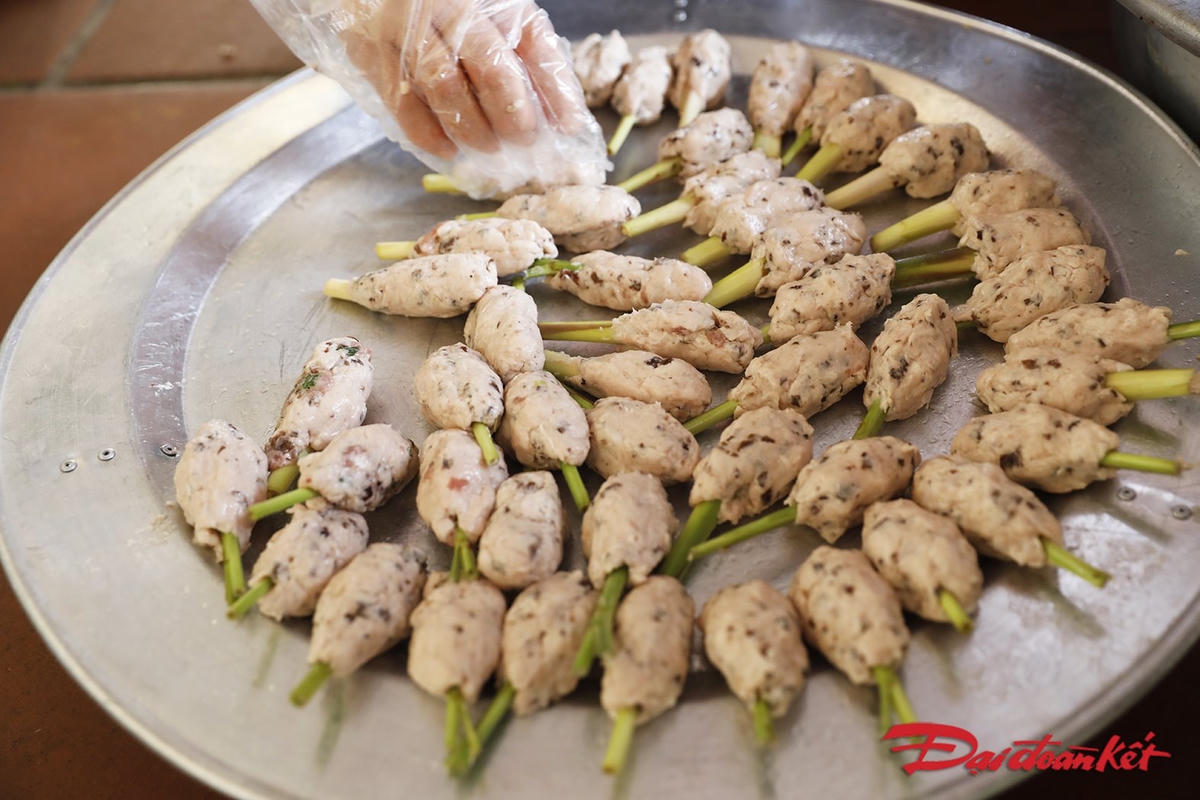 Món chả cuốn sả chuẩn bị được cho lên bếp chiên. Ảnh: Quang Vinh. 