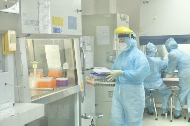 Nhân viên CDC Hà Nội làm xét nghiệm Covid-19. (Ảnh: Minh Quyết/TTXVN).