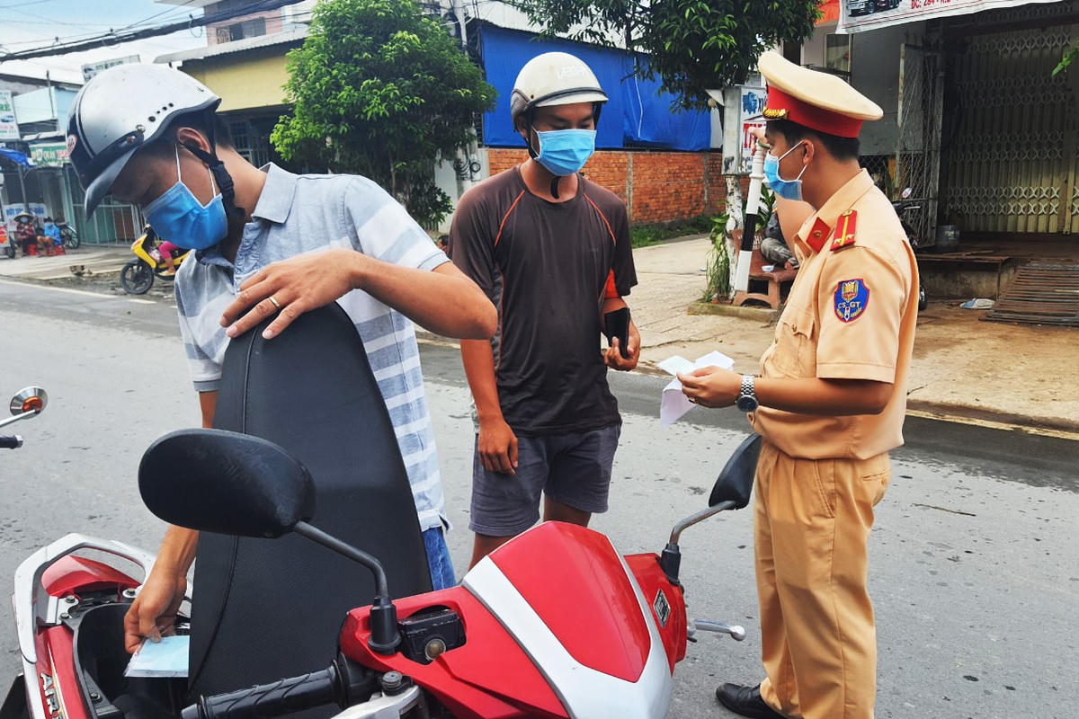 Lực lượng kiểm tra, nhắc nhở người dân.