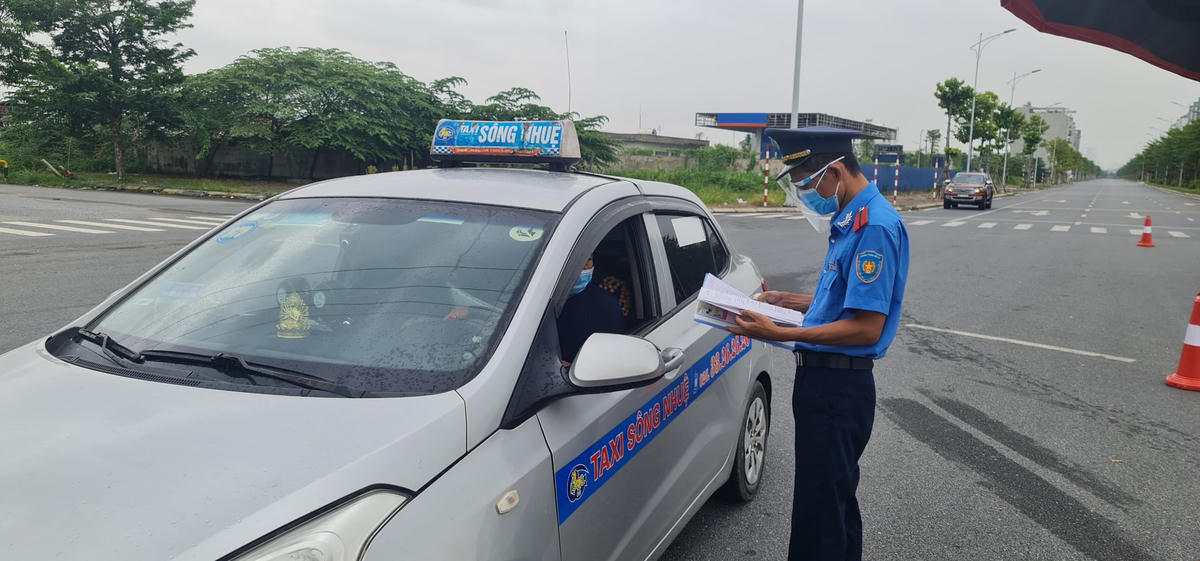 Lưu lượng giao thông di chuyển hướng từ khu vực trung tâm thành phố về ngoại thành khá ít, công tác kiểm tra diễn ra dễ dàng, không có tình trạng ùn ứ.