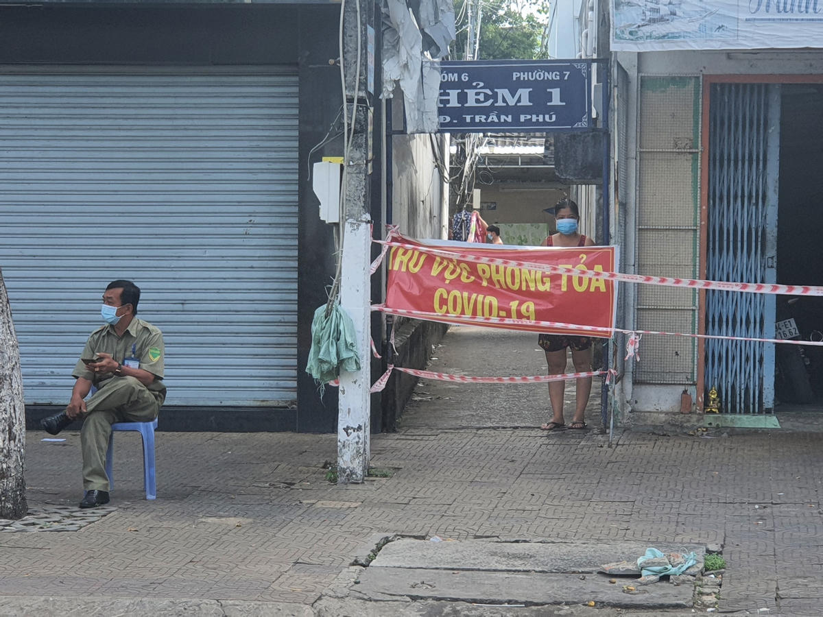 Số ca mắc Covid -19 trong cộng đồng tăng cao khiến nhiều nơi trên địa bàn thành phố Bạc Liêu bị phong tỏa để kiểm soát dịch bệnh.