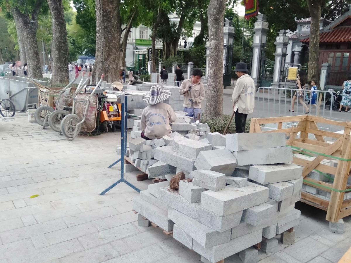 Cận cảnh đá hoa cương được lát quanh vỉa hè Hồ Gươm