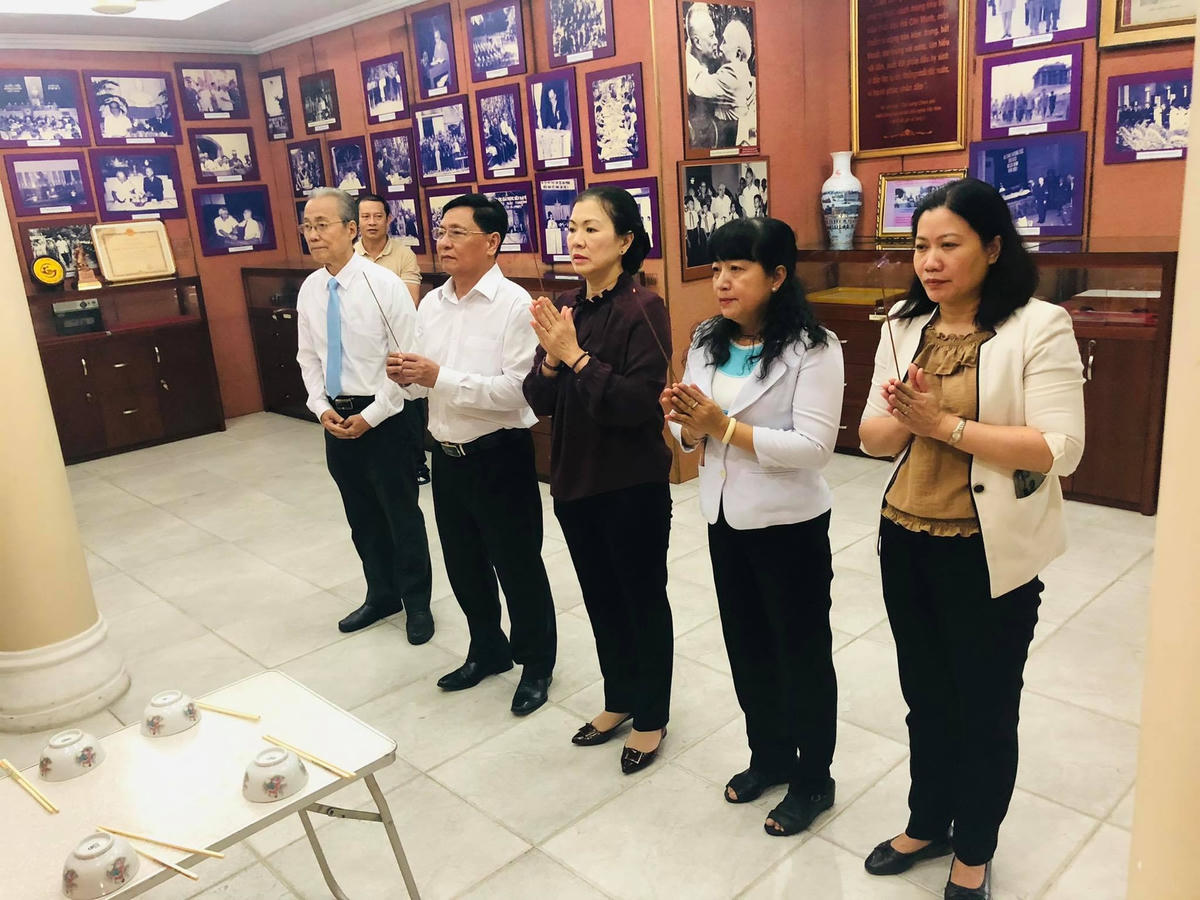 Phó Chủ tịch UBTƯ MTTQ Việt Nam Trương Thị Ngọc Ánh cùng các thành viên trong đoàn dâng hương tưởng niệm cố Luật sư Nguyễn Hữu Thọ. (Ảnh: Hồng Phúc).