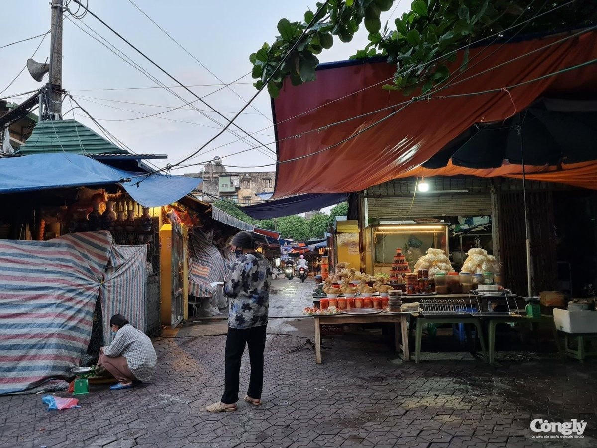 Tiểu thương bắt đầu dọn hàng để bán ngày Rằm. Ảnh: Báo Công Lý.