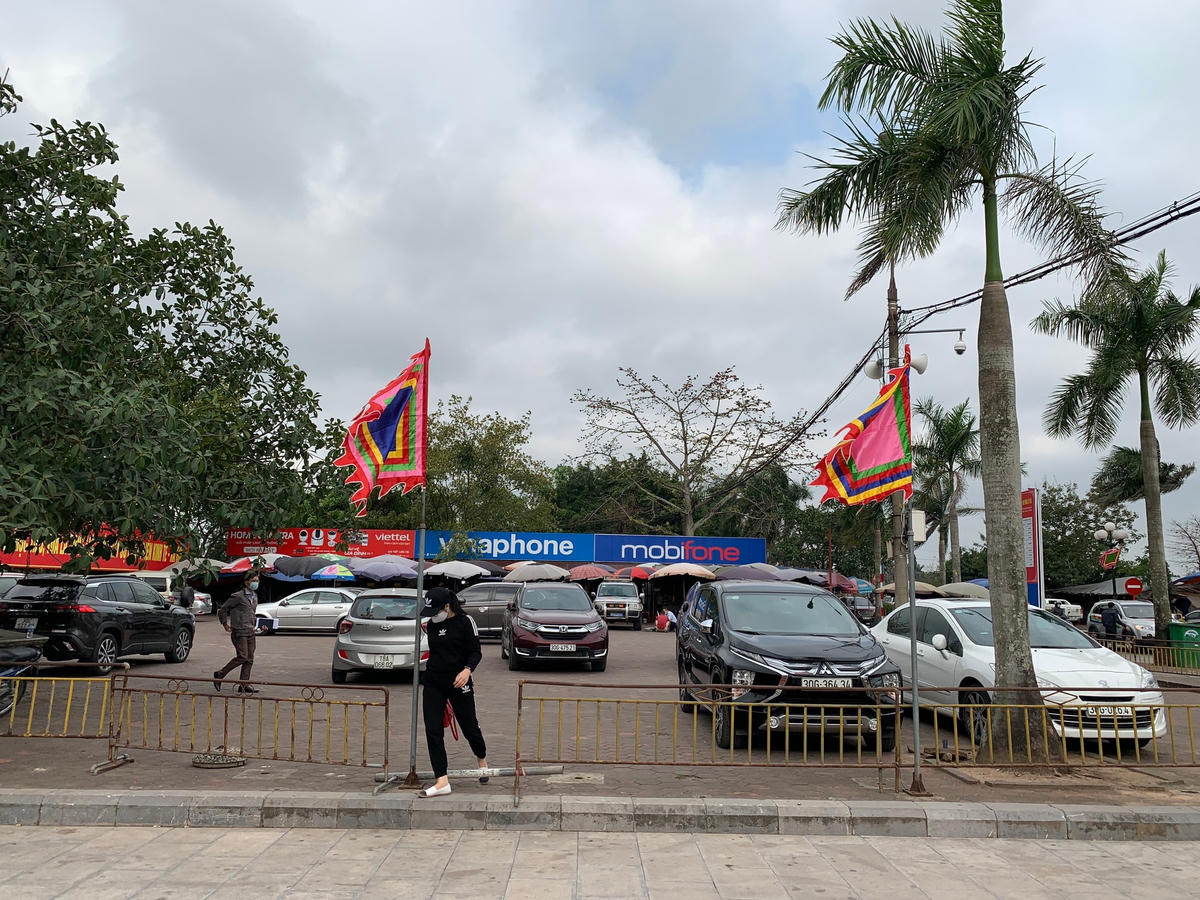 Các bãi trông xe còn nhiều chỗ trống.