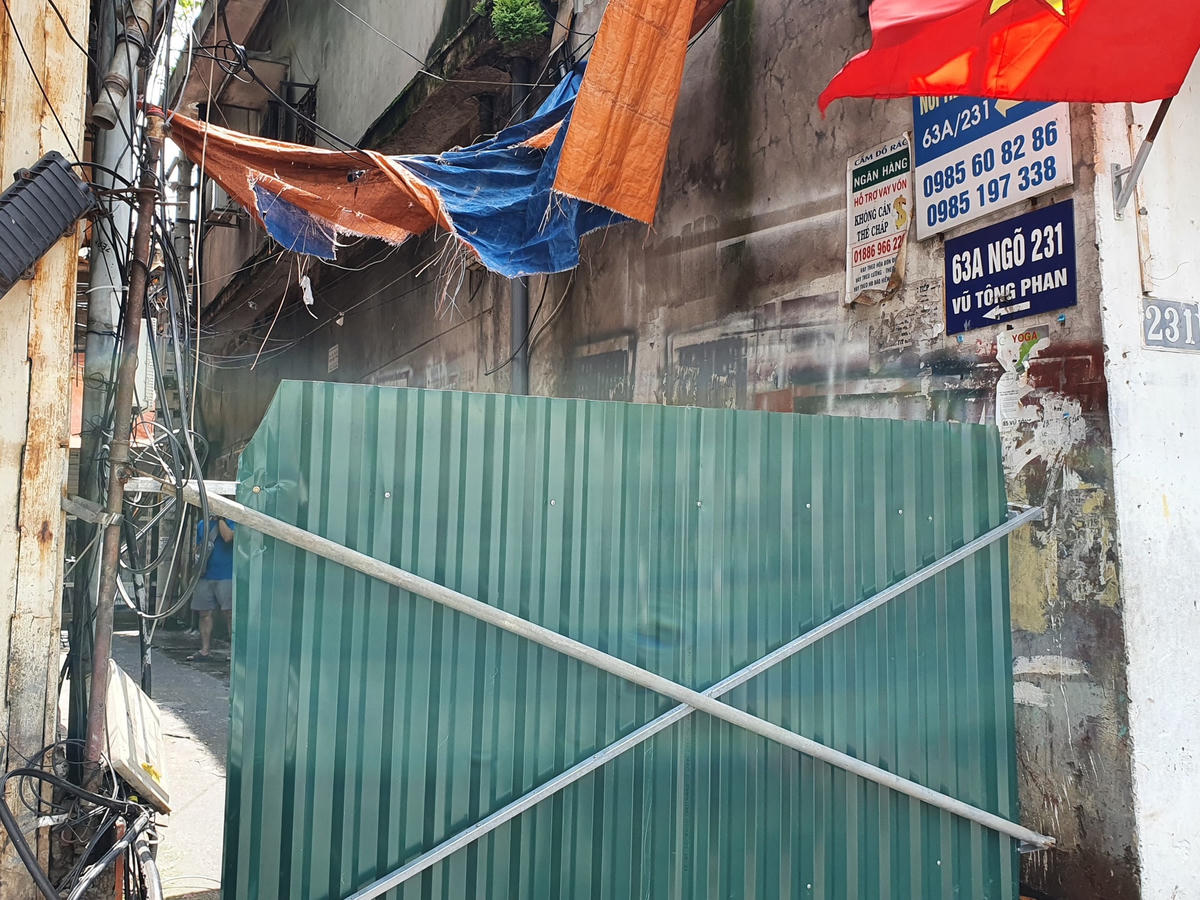 Một tấm tôn khoảng 2 mét rào kín lối đi trước lối ra vào ngõ 231 Vũ Tông Phan.